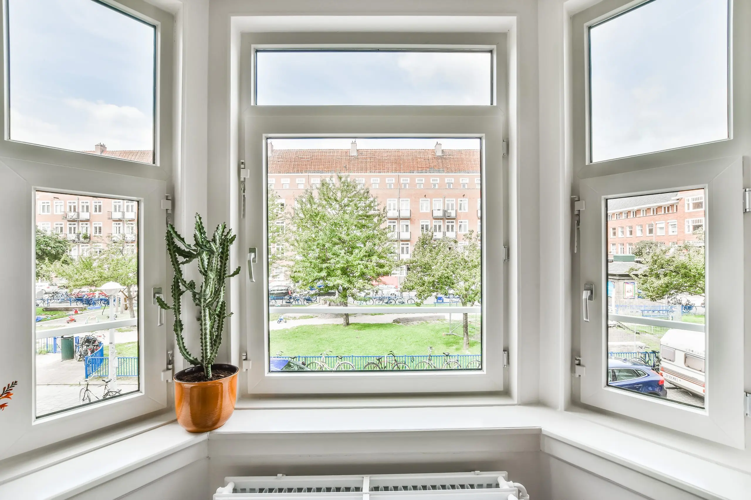 Stort fönsterparti med spröjs sett inifrån ett ljust rum.
